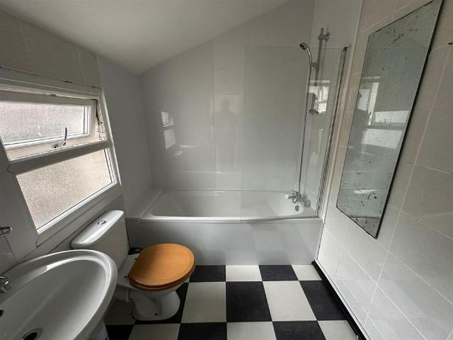 Studio for rent in Hollins, Pendock