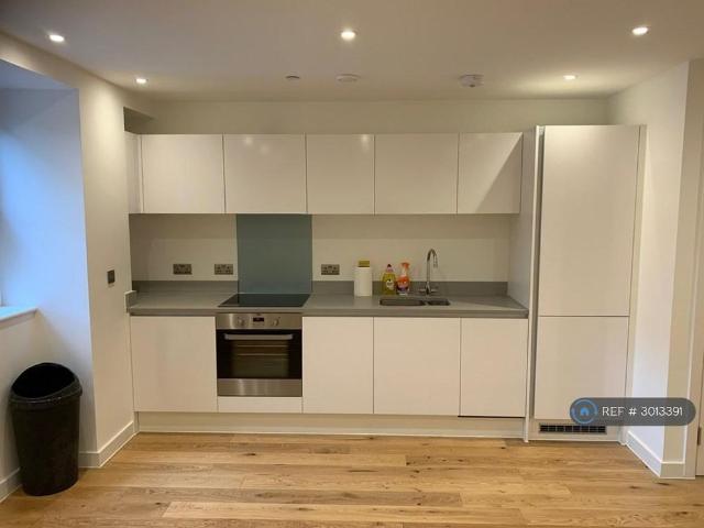 Studio for rent in Denham