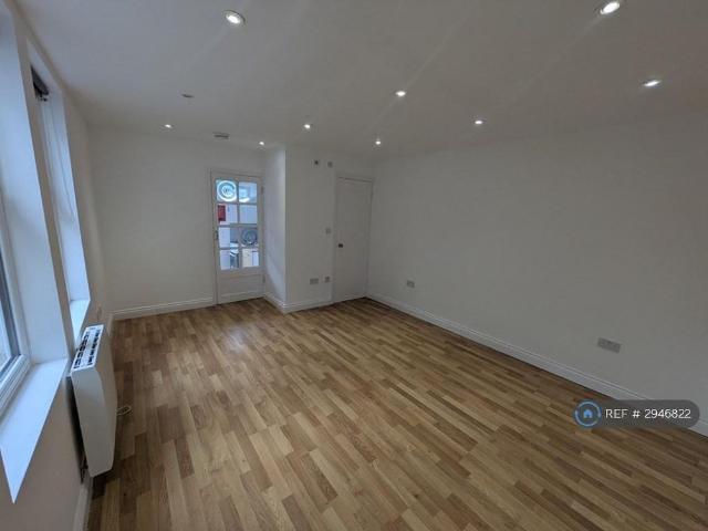 Studio for rent in Palmers Green, Greater London