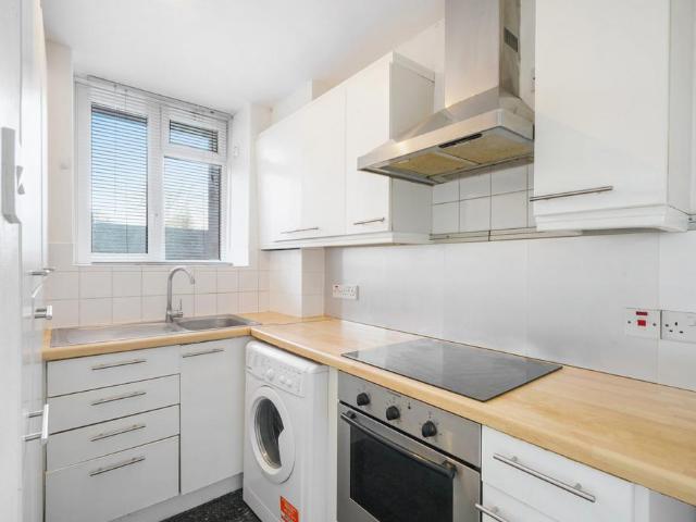 Flat for rent in St. John's Wood, Cat Hill
