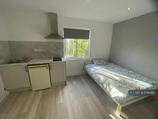 Studio for rent in St Ann's, Haddon