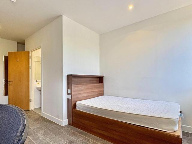 Flat for rent in London Borough of Ealing, Greater London