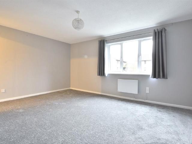 Flat for rent in Red Hill, Surrey