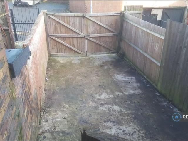 Studio for rent in Burslem, Stoke-on-Trent