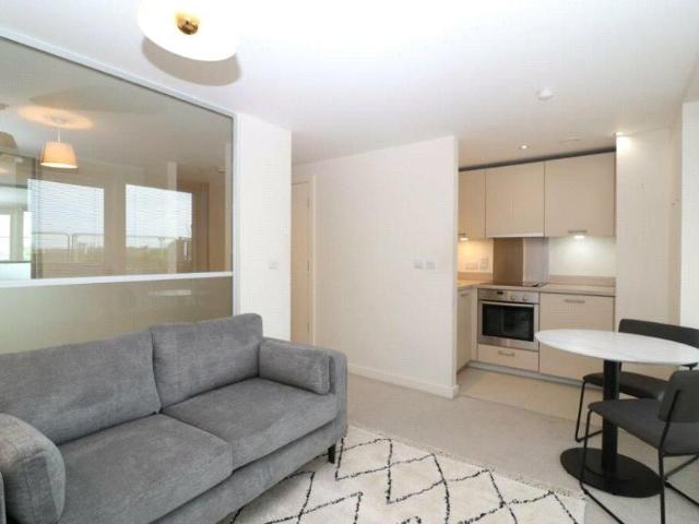 Studio for rent in Thornwood, Govan