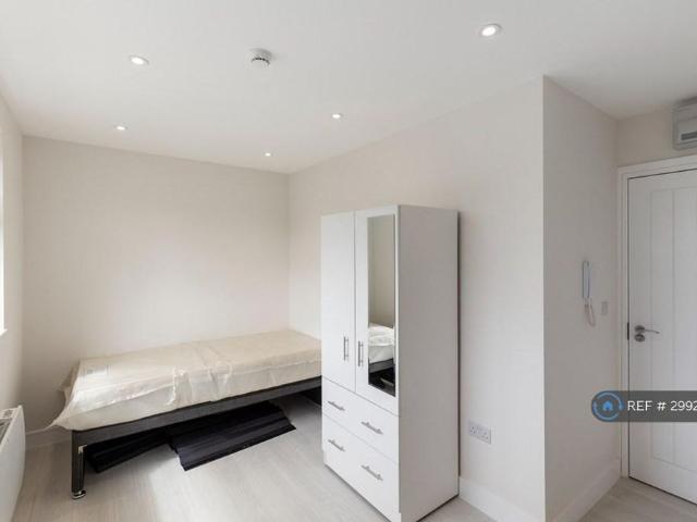 Studio for rent in Hook, Greater London