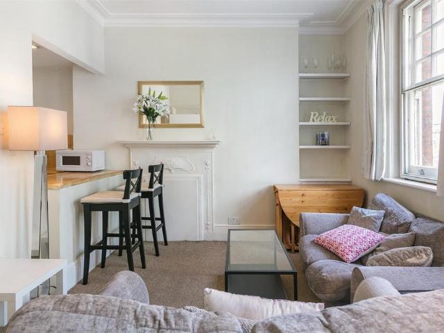 Flat for rent in Victoria, Greater London