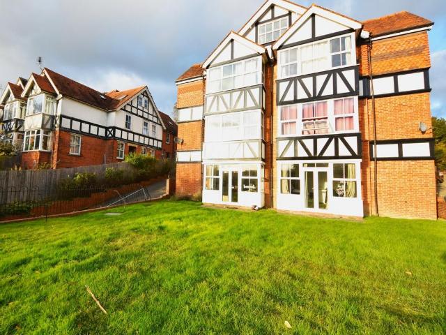 Flat for rent in Totteridge, Cressex