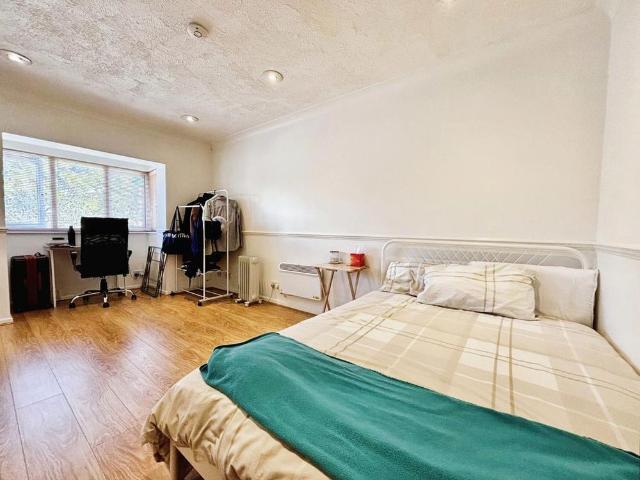 Studio for rent in Yiewsley, Isle Of Man