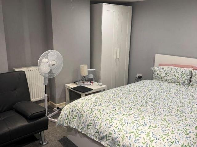 Studio for rent in West Yorkshire