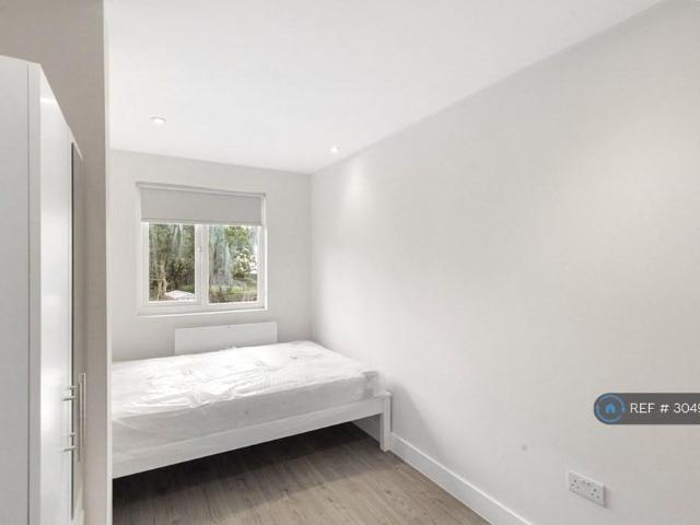 Studio for rent in Bennetts End, Pouchen End