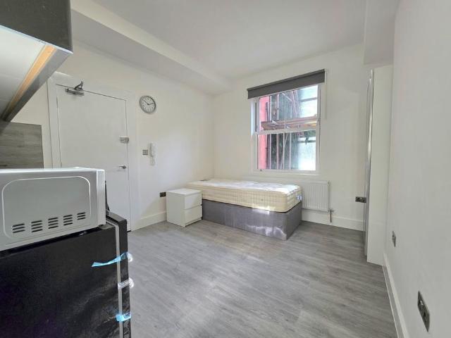 Studio for rent in St James, Sandown Park
