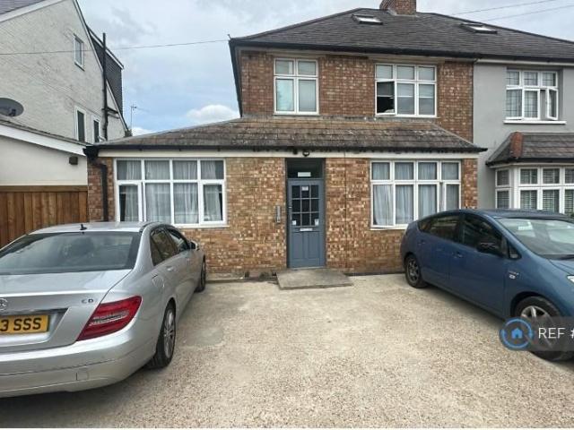 Flat for rent in Row Town, Surrey