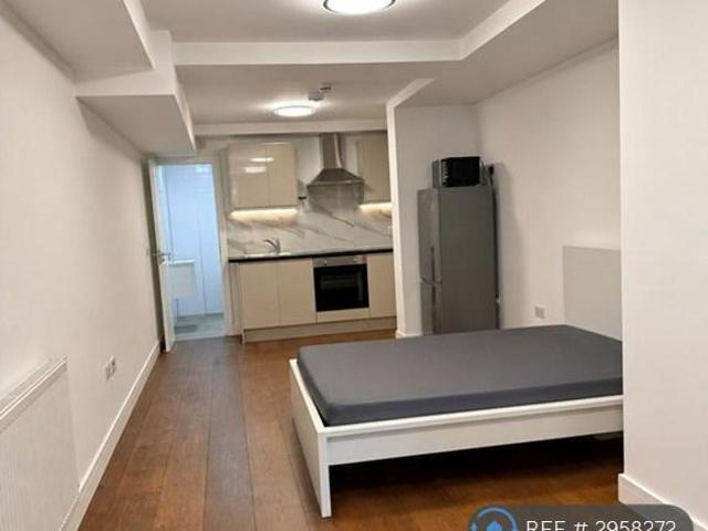 Flat for rent in Fallow Corner, Greater London