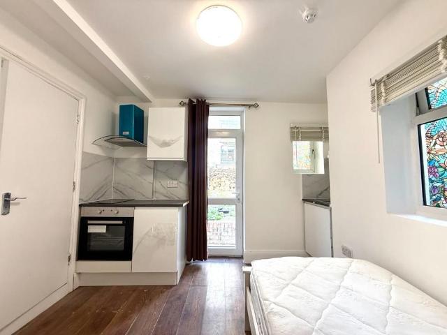 Flat for rent in London Borough of Ealing, Park Royal