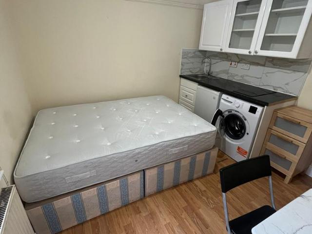 Flat for rent in West Kensington, Greater London
