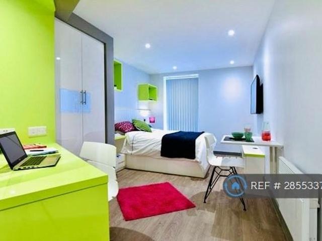 Flat for rent in Huddersfield, West Yorkshire