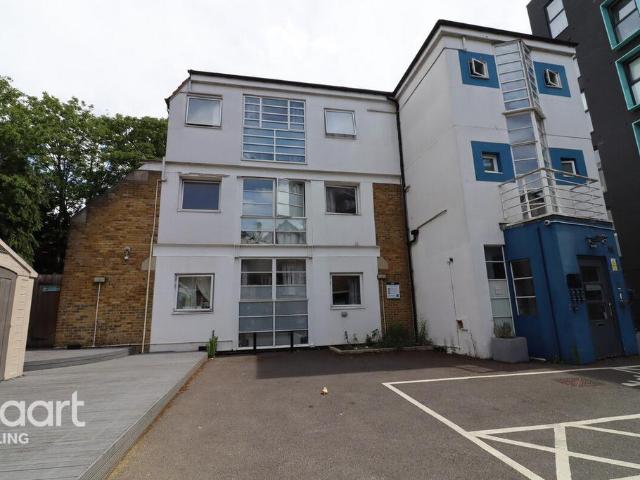 Flat for rent in London Borough of Ealing, Greater London