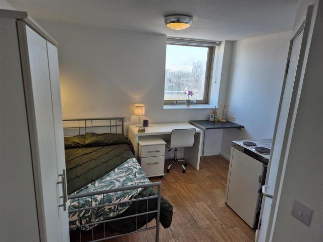 Flat for rent in Lansdowne, Springbourne