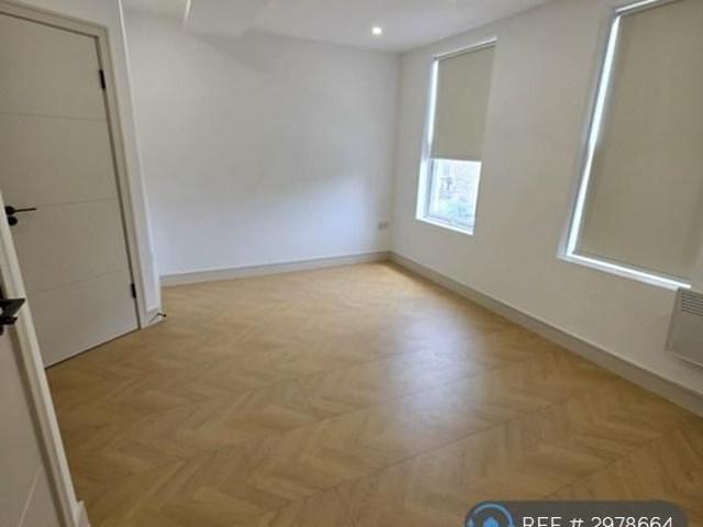 Studio for rent in Furzedown, Greater London