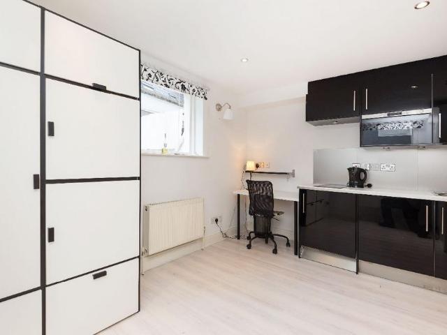 Flat for rent in Brompton, Greater London