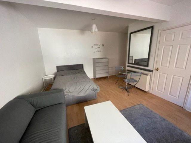 Flat for rent in Bede Island, Old Wharf