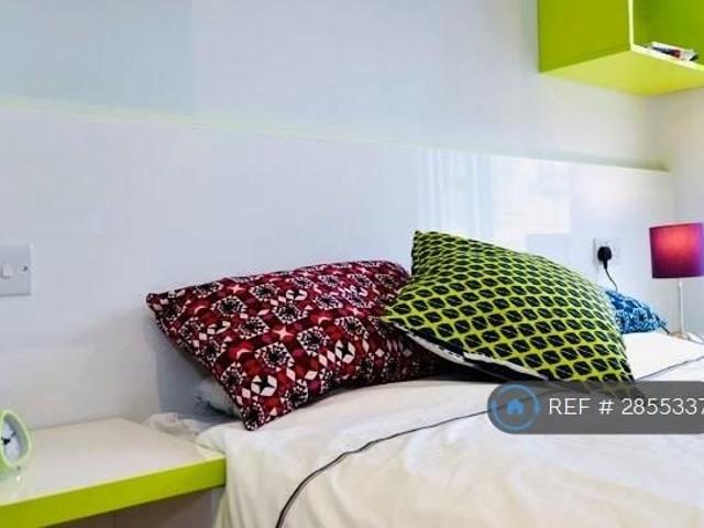 Studio for rent in Highfields, Huddersfield