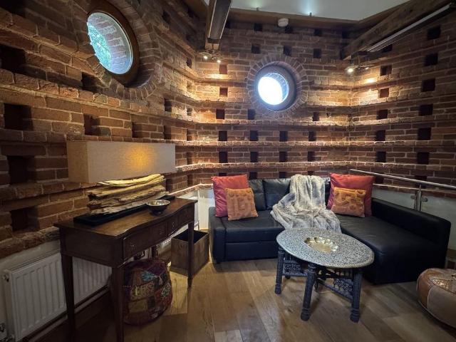 Studio for rent in Gallowstree Elm, South Staffordshire
