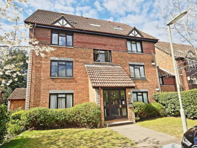 Flat for rent in Horsell, Woking