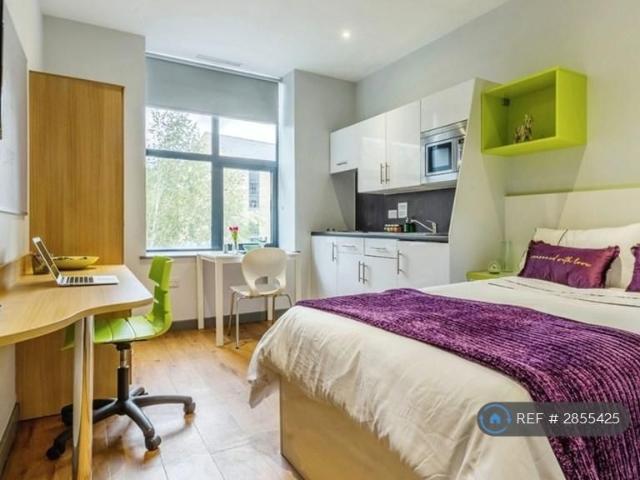 Studio for rent in Highfields, Huddersfield