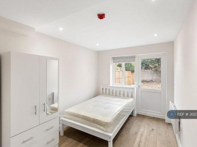 Studio for rent in Lower Halliford, Surrey