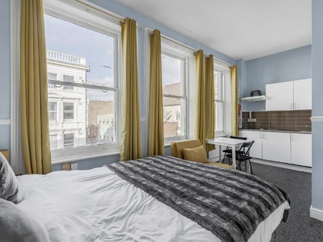 Flat for rent in West Kensington, Greater London