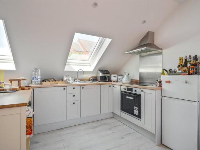 Flat for rent in Emmbrook, Wokingham