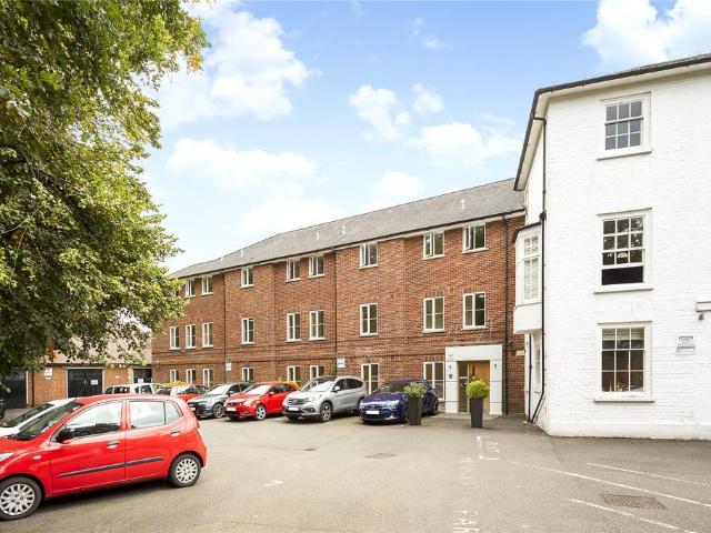 Flat for rent in Blackhills, Surrey