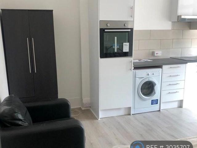 Flat for rent in London Borough of Croydon, Greater London