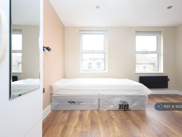 Studio for rent in Glyndon, Greater London