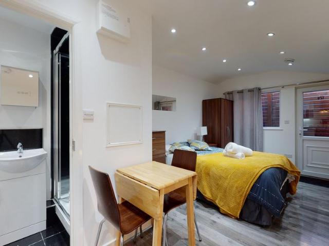 Flat for rent in Mapesbury, Greater London