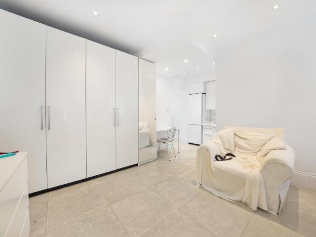 Flat for rent in St. John's Wood, Greater London