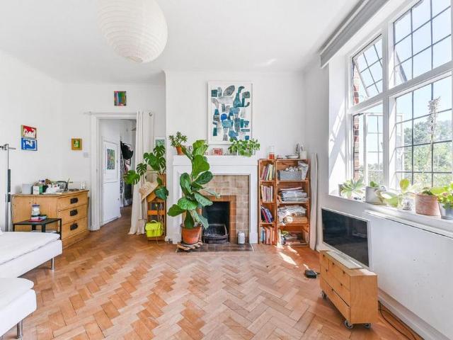 Studio for rent in London Borough of Croydon, Greater London