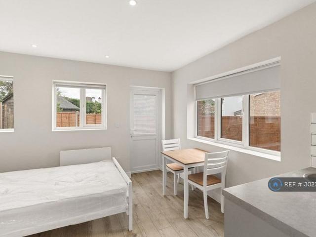 Studio for rent in Bennetts End, Pouchen End