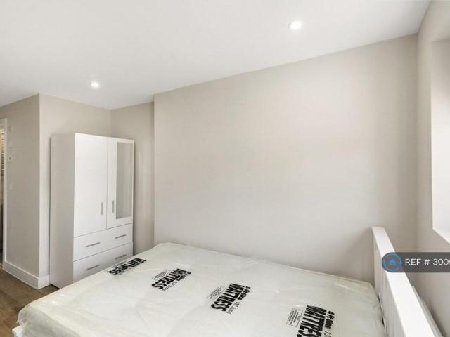 Studio for rent in Lower Halliford, Surrey