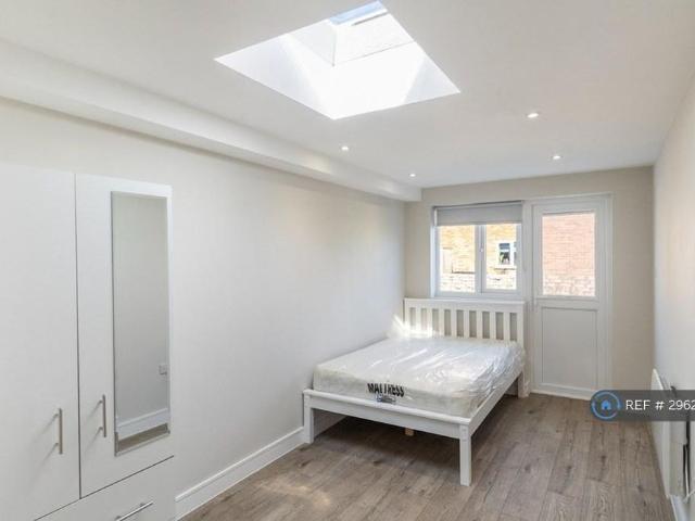 Studio for rent in Littleton Common, Lower Halliford