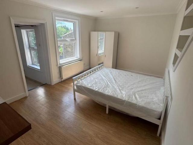 Studio for rent in Elstree and Borehamwood, Elstree
