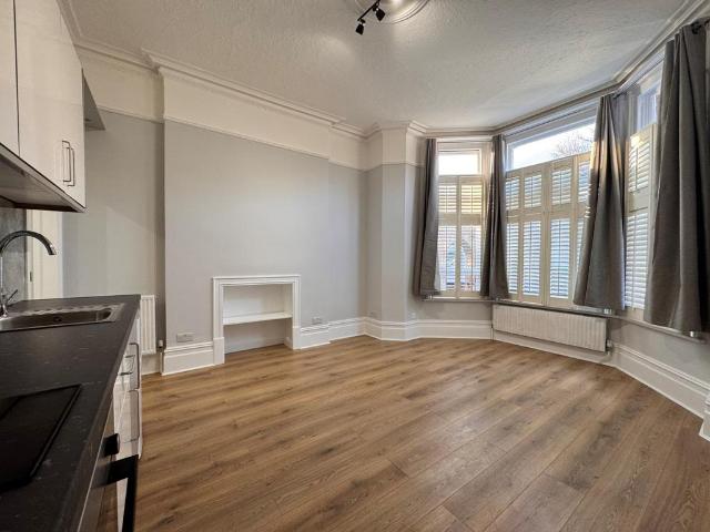Flat for rent in London Borough of Ealing, Park Royal