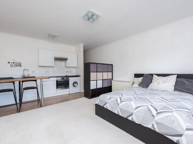 Studio for rent in Farnborough, Rushmoor