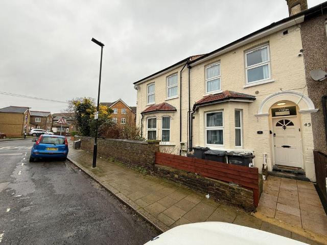 Flat for rent in London Borough of Hounslow, Greater London
