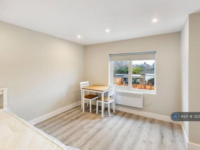 Studio for rent in London Borough of Hillingdon, Greater London