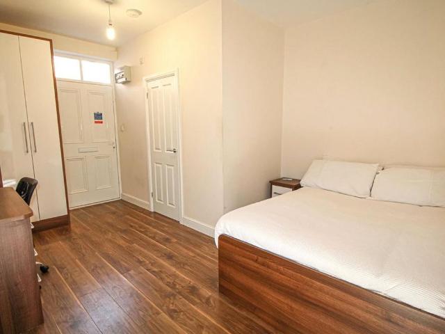 Studio for rent in Little Woodhouse, Leeds