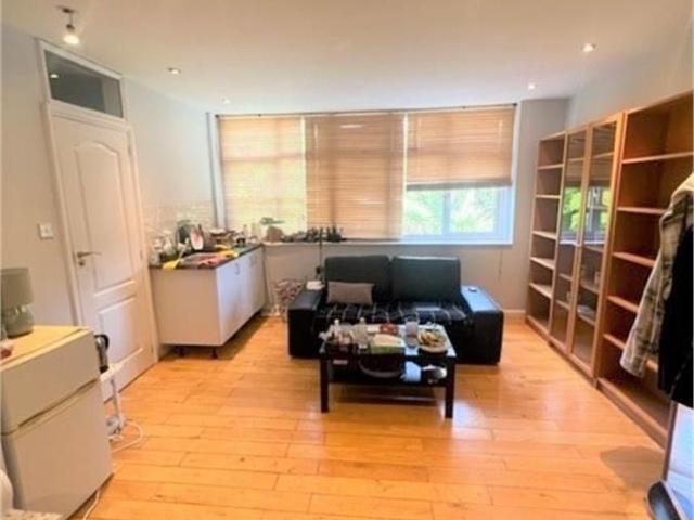 Studio for rent in Whetstone, Greater London