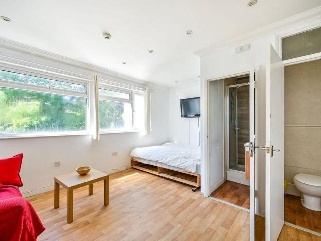 Studio for rent in London Borough of Ealing, Perivale